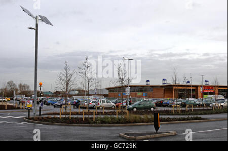 Solarmodule werden außerhalb des weltweit ersten kohlenstoffneutralen Tesco-Geschäfts in Ramsey, Cambridgeshire, gesehen. Stockfoto