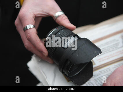 Der freiberufliche Fotograf Hugo McNiece zeigt den Medien seine beschädigte Linse vor dem Amtsgericht von Ballymena, wo der 80er-Jahre-Popsänger Shakin' Stevens scheinbar angeklagt ist, ihn angegriffen zu haben. Stockfoto