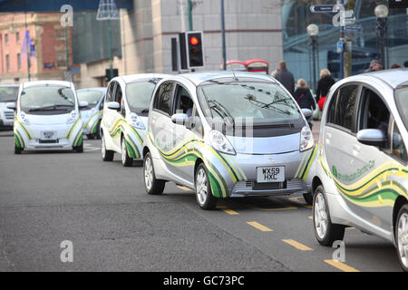 Eine Reihe von Mitsubishi i-MiEV Elektroautos auf der Straße in Birmingham nach seinem Start in der Stadt. Stockfoto