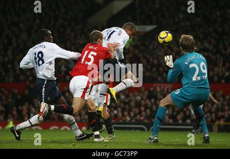 Fußball - Barclays Premier League - Manchester United / Aston Villa - Old Trafford. Gabriel Agbonlahor (Mitte) von Aston Villa steht im ersten Tor vor dem Manchester United Torwart Tomasz Kuszczak (rechts) Stockfoto