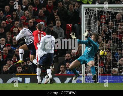 Gabriel Agbonlahor von Aston Villa (ganz links) führt den Ball am Manchester United Torwart Tomasz Kuszczak (ganz rechts) vorbei, um das Eröffnungtor zu erzielen. Stockfoto