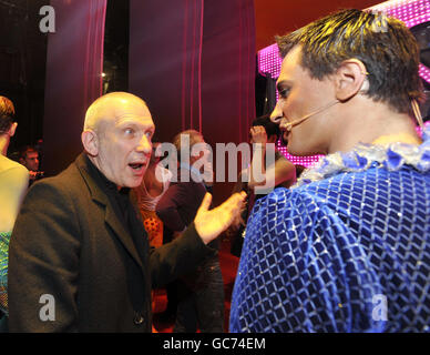 Jean Paul Gaultier (links) trifft sich mit den Darstellern der Besetzung 'Priscilla Queen of the Desert' backstage im Palace Theatre im Zentrum von London. Stockfoto