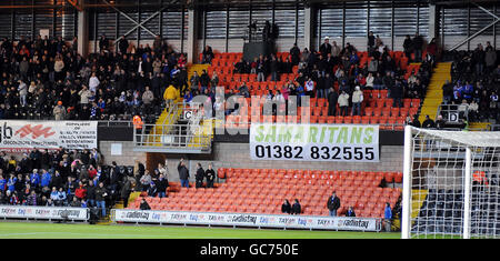 Ein allgemeiner Blick auf die Auswärtsspiel-Fans steht während des Clydesdale Bank Scottish Premier League Spiels im Tannadice Park, Dundee United. Stockfoto