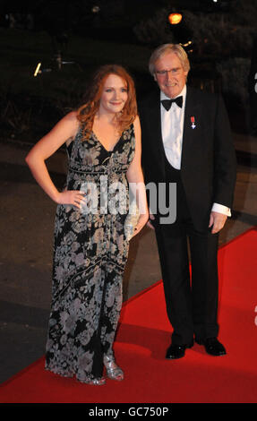 Die Stars der Coronation Street, Jennie McAlpine und Bill Roache, kommen zu „A Night of Heroes“. Die Sun Military Awards, im Imperial war Museum, London. Stockfoto