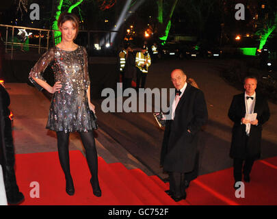 Emma Crosby posiert für Fotografen, als General Sir Mike Jackson bei A Night of Heroes' ankommt. Die Sun Military Awards, im Imperial war Museum, London. Stockfoto