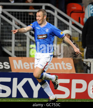 Die Rangers Kenny Miller feiert, nachdem sie beim Spiel der Scottish Premier League der Clydesdale Bank im Tannadice Park, Dundee United, das zweite Tor seiner Seite erzielt haben. Stockfoto