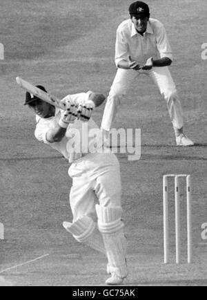 Cricket - England gegen Australien - Australien auf den Britischen Inseln 1977 (4. Test) Veranstaltungsort Headingley, Leeds. Geoff boykottiert Schlagstöcke Stockfoto