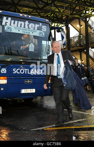 Schottland-Coach Andy Robinson tritt vor Murrayfield aus dem Bus aus. Stockfoto