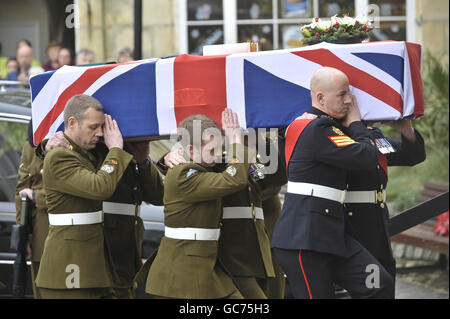 Die Paletträger tragen den fahnenbedeckten Sarg von Stabsfeldwebel Olaf Schmid bei seiner Beerdigung in der Truro-Kathedrale, Cornwall. Stockfoto