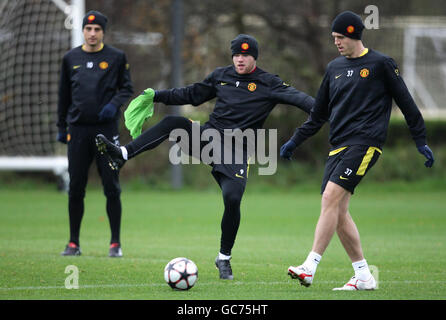 Wayne Rooney von Manchester United (Mitte) mit Michael Carrick (rechts) und Dimitar Berbertov während des Trainings auf dem Carrington Training Ground, Manchester. Stockfoto