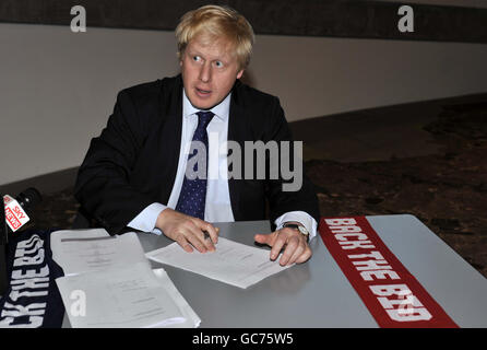 Der Londoner Bürgermeister Boris Johnson unterschrieb das offizielle Gastgeberstadtabkommen für die Bewerbung Londons für die FIFA-Weltmeisterschaft 2018/2022 in England im Londoner City Hall. Stockfoto