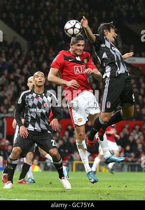 Fußball - UEFA Champions League - Gruppe B - Manchester United / Besiktas - Old Trafford. Federico Macheda (Mitte) von Manchester United und Besiktas' Ibrahim Toraman (rechts) in Aktion Stockfoto