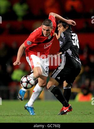 Fußball - UEFA Champions League - Gruppe B - Manchester United / Besiktas - Old Trafford. Federico Macheda von Manchester United (links) und Ibrahim Toraman von Besiktas (rechts) kämpfen um den Ball Stockfoto