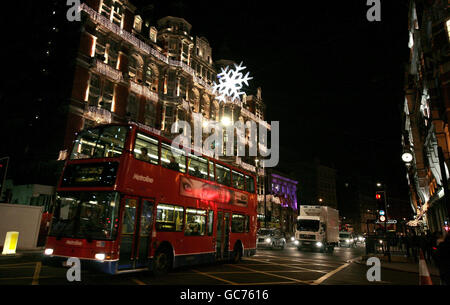 Über den Straßen von Knightsbridge in London wird eine fünf Meter lange Swarovski Crystal Snowflake aus 10,000 kristallisierten Swarovski-Elementen beleuchtet, die von dem führenden Lichtdesigner Ingo Maurer entworfen wurde. Stockfoto