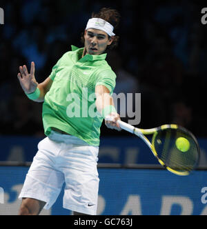 Der Spanier Rafael Nadal in Aktion während des ATP World Tennis Tour Finals in der O2 Arena in London. Stockfoto