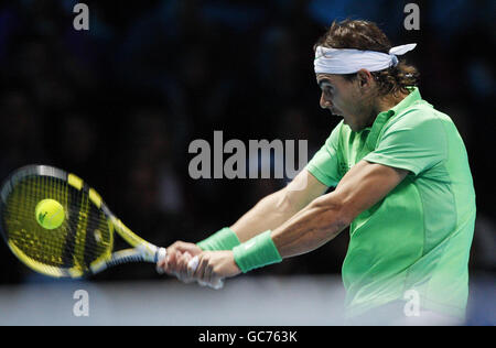 Der Spanier Rafael Nadal in Aktion während des ATP World Tennis Tour Finals in der O2 Arena in London. Stockfoto