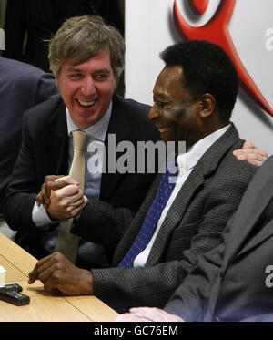 Brasilianische Fußballlegende Pele mit FAI-Chef John Delaney (links) bei einer Pressekonferenz vor der Spendenaktion "ein Abend mit Pele" zugunsten des Kinderkrankenhauses unserer Lieben Frau, Crumlin und des Kinderkrankenhauses des Kleinen Prinzen in Brasilien, bei der Children's Medical Research Foundation, Dublin. Stockfoto