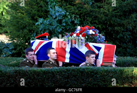 Der Sarg von Korporal Nicholas Webster-Smith der Royal Military Police wird nach seinem heutigen Trauerdienst in die St. Peter's Church, Brackley, Northamptonshire, gebracht. Stockfoto