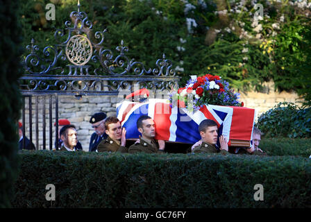 Der Sarg von Korporal Nicholas Webster-Smith der Royal Military Police wird nach seinem heutigen Trauerdienst in die St. Peter's Church, Brackley, Northamptonshire, gebracht. Stockfoto