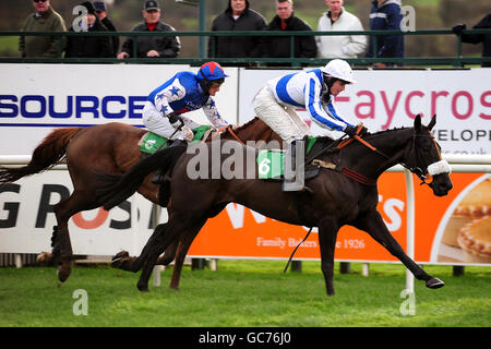 Rennen - Weihnachtsmarkttag - Uttoxeter Racecourse. Sonny Mullen unter Jason Maguire (rechts) gewinnt am Weihnachtstag auf der Uttoxeter Racecourse die Hürde der Tesco-Novizen. Stockfoto