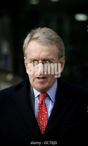 Der ehemalige britische Botschafter in den USA Sir Christopher Meyer verlässt das Land, nachdem er im Queen Elizabeth II Conference Centre in Westminster, London, Beweise für die Irak-Untersuchung gegeben hat. Stockfoto