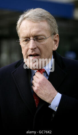 Der ehemalige britische Botschafter in den USA Sir Christopher Meyer verlässt das Land, nachdem er im Queen Elizabeth II Conference Centre in Westminster, London, Beweise für die Irak-Untersuchung gegeben hat. Stockfoto