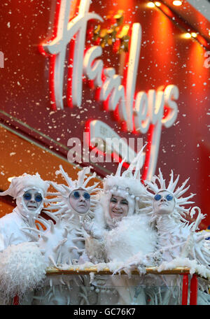 Weihnachtsfiguren bei der Eröffnung des weltbekannten Spielwarenhändlers Hamleys neuen 30,000 Quadratmeter großen Flagship-Stores im neuen Look im St. Enoch Center in Glasgow. Stockfoto