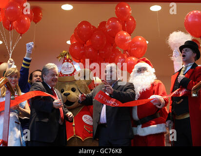 Hamleys Chief Executive Gudjon Reynisson (rechts) schneidet das Band mit Claude Dion, Chief Operation Officer von Ivanhoe Cambridge, bei der offiziellen Eröffnung des weltberühmten Spielwarenhändlers Hamleys, einem neuen 30,000 Quadratmeter großen Flagship-Store im neuen Look im St. Enoch Center in Glasgow. Stockfoto