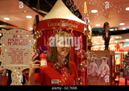 Ein Hamleys-Mitarbeiter spielt bei der Eröffnung des weltbekannten Spielwarenhändlers Hamleys mit einem 30,000 Quadratmeter großen Flagship-Store im neuen Glasgows St. Enoch Center. Stockfoto