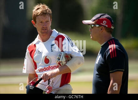 Englands Paul Collingwood (links) und Trainer Andy Flower während einer Nets-Session auf dem Newlands Cricket Ground, Kapstadt, Südafrika. Stockfoto