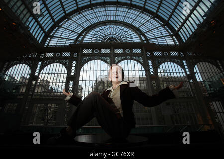 Thomas Bedford, 12-jähriger Schüler der Royal Ballet School aus Leeds, während einer Porträtsitzung im Royal Opera House in Covent Garden, im Zentrum von London, bevor er am Donnerstag, dem 26. November 2009, in der Rolle des Fritz in der Oper "The Nutcracker" debütierte. Stockfoto