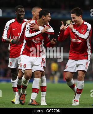 Denilson von Arsenal (Mitte) feiert sein Tor mit Samir Nasri (rechts) während des Spiels der UEFA Champions League Group im Emirates Stadium, London. Stockfoto