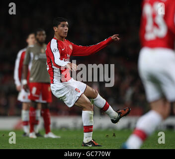 Denilson von Arsenal schießt aus über 25 Metern und erzielt das 2. Tor während des Spiels der UEFA Champions League Group im Emirates Stadium in London. Stockfoto