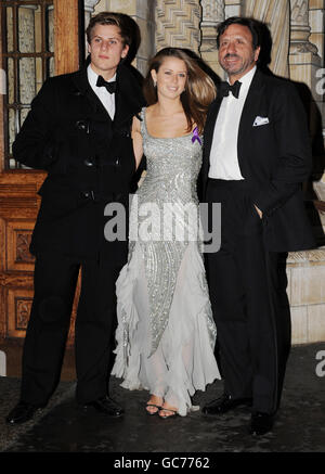 Hotelier Rocco Forte (rechts) kommt mit Tochter Lydia und dem jüngsten Sohn Charles für den Sugarplum Ball, zu Hilfe von SOS-Kinderdörfern, im Natural History Museum, London an. Lydia moderierte die Veranstaltung zusammen mit der Herzogin von York, Sarah Ferguson. Stockfoto