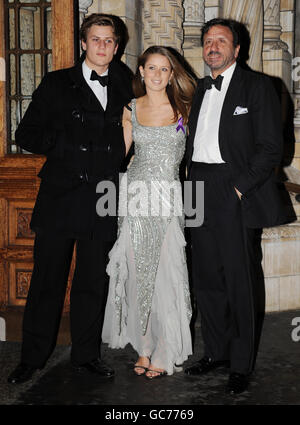 Hotelier Rocco Forte (rechts) kommt mit Tochter Lydia und dem jüngsten Sohn Charles für den Sugarplum Ball, zu Hilfe von SOS-Kinderdörfern, im Natural History Museum, London an. Lydia moderierte die Veranstaltung zusammen mit der Herzogin von York, Sarah Ferguson. Stockfoto