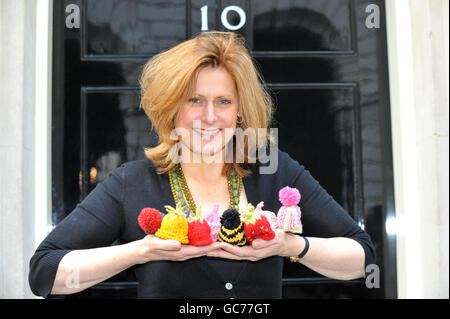 Die Frau des Premierministers Sarah Brown zeigt eine Auswahl von Miniatur-Wollmützen, die sie zur Unterstützung einer Wohltätigkeitskampagne von Help the Aged gestrickt hat. Stockfoto