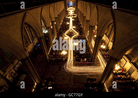 In der Kathedrale von Salisbury entstehen Lichtpfade, die mit einer langen Belichtung von fünf Minuten fotografiert werden, während die Adventsprozession der Kathedrale „von der Dunkelheit zum Licht“ stattfindet. Stockfoto