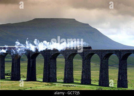 Die Scots Guardsman-Lokomotive überquert das Ribblehead Viadukt zu Beginn dieses Jahres den Cumbrian Mountain Express-Dienst auf der Linie Settle to Carlisle, die im ABC American News Network unter den Top Ten Great Railway Journeys als zweitbeste spektakuläre Bahnfahrt der Welt anerkannt wurde. Stockfoto