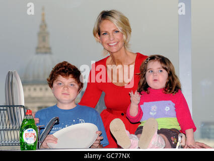 Ulrika Jonsson mit Cameron Coxall, 10, die an Duchenne-Muskeldystrophie leidet, und Holly Chambers, vier, die an Langerhans-Zellhistiozytose leidet, startet heute Morgen in der Tate Modern die Kampagne „Feen-Abwaschen für Wünsche“. Stockfoto