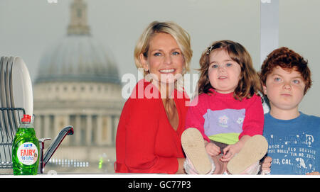 Ulrika Jonsson mit Cameron Coxall, 10, die an Duchenne-Muskeldystrophie leidet, und Holly Chambers, vier, die an Langerhans-Zellhistiozytose leidet, startet heute Morgen in der Tate Modern die Kampagne „Feen-Abwaschen für Wünsche“. Stockfoto