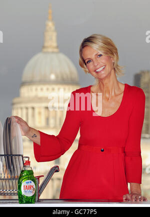 Ulrika Jonsson startet heute Morgen in der Tate Modern die Kampagne zur Feenwäsche für Wünsche. Stockfoto