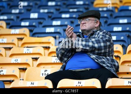 Fußball - Barclays Premier League - Portsmouth gegen Manchester United - Fratton Park. Ein Portsmouth-Fan auf der Tribüne Stockfoto