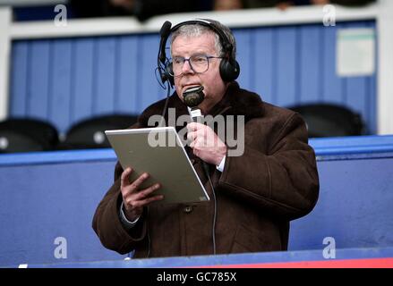 Fußball - Barclays Premier League - Portsmouth gegen Manchester United - Fratton Park. Kommentator John Motson auf den Tribünen Stockfoto