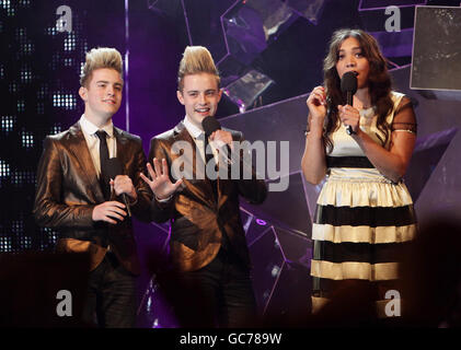 John und Edward alias Jedward, ehemalige Teilnehmer von X Factor mit Moderatorin Miquita Oliver während der Veranstaltung T4 Stars of 2009, am Earls Court im Westen Londons. Stockfoto