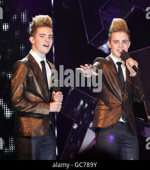 John und Edward, alias Jedward, ehemalige Teilnehmer von X Factor, während der Veranstaltung T4 Stars of 2009, am Earls Court im Westen Londons. Stockfoto