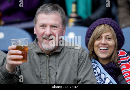 Rugby Union - Bank of Scotland Corporate Autumn Test - Schottland / Argentinien - Murrayfield Stadium. Schottland-Fans zeigen ihre Unterstützung auf den Tribünen Stockfoto