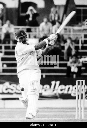 Cricket - England gegen Australien - Prudential World Cup 1979 (Gruppe A) Veranstaltungsort Lord's Cricket Ground, St. John's Wood. Graham Gooch ist LBW zum australischen Ray Bright Stockfoto