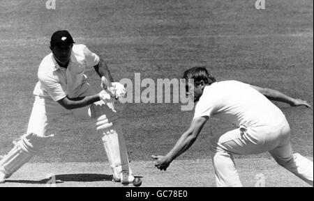 Cricket - Middlesex V Yorkshire - Britannic Assurance County Championship 1986 Veranstaltungsort Lord's Cricket Ground, St. John's Wood. Geoff Boykott spielt eine Lieferung von Phil Edmonds Stockfoto