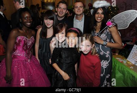 Hollyoaks Stars Matt Littler (links) und Darren Jeffries (Mitte) mit Kindern auf der jährlichen Kinderweihnachtsfeier des Schatzkanzlers in der Downing Street 11 im Zentrum von London. Stockfoto