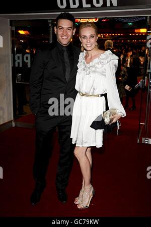 Kevin Sacre und Camilla Dallerup kommen zur Weltpremiere von Nine am Odeon Leicester Square in London an. Stockfoto